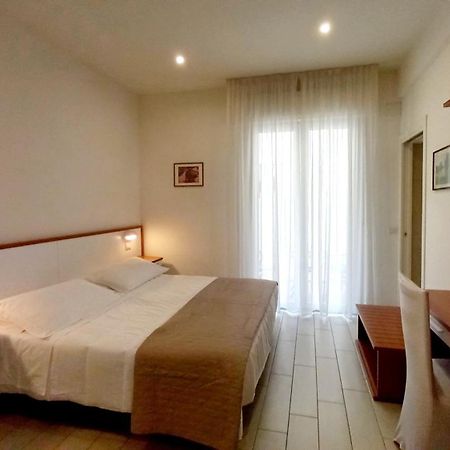 Hotel Brotas Римини Экстерьер фото