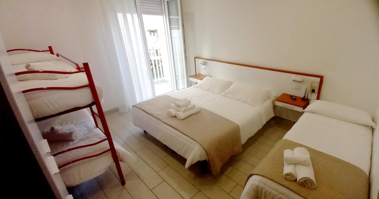 Hotel Brotas Римини Экстерьер фото