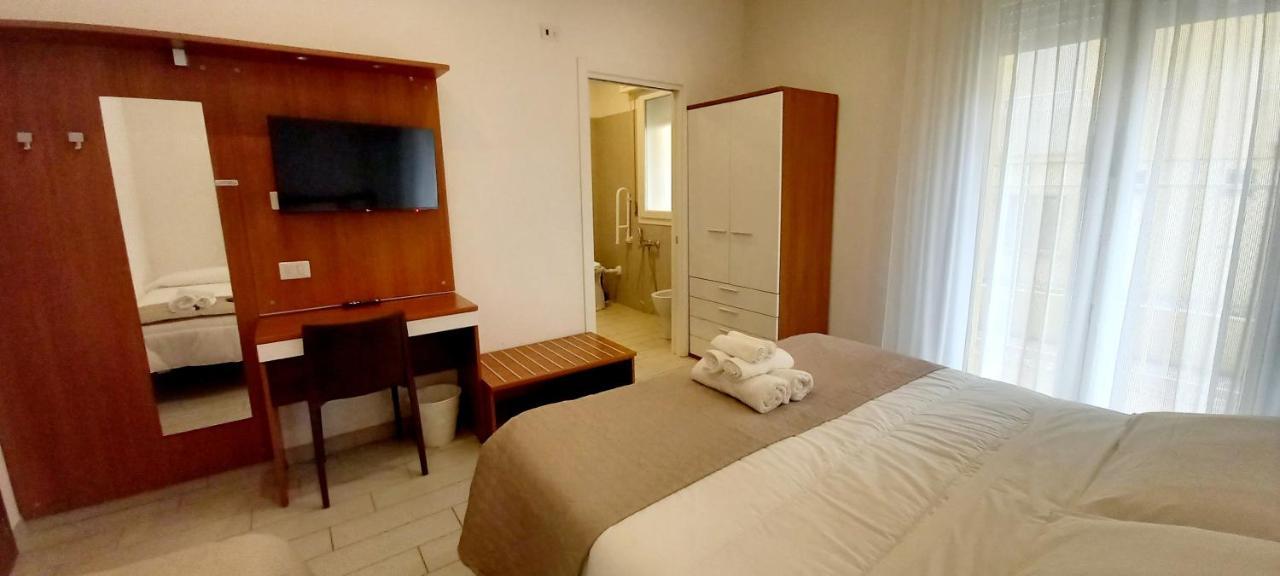 Hotel Brotas Римини Экстерьер фото