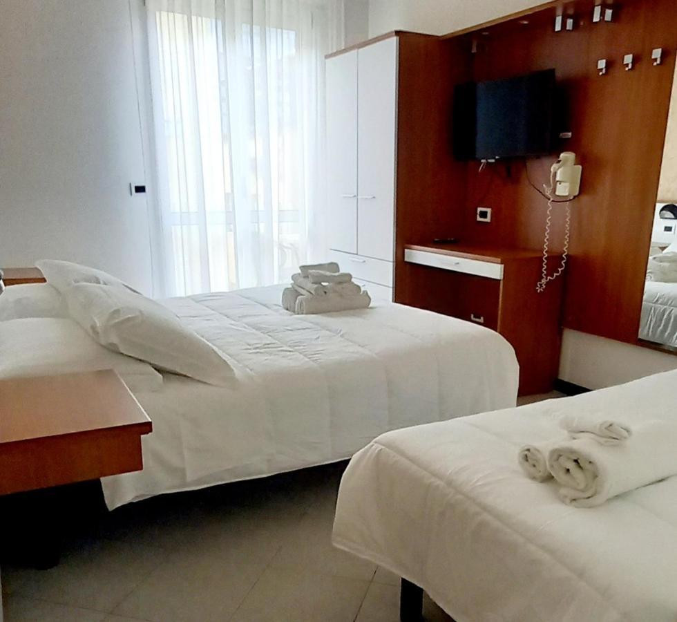 Hotel Brotas Римини Экстерьер фото