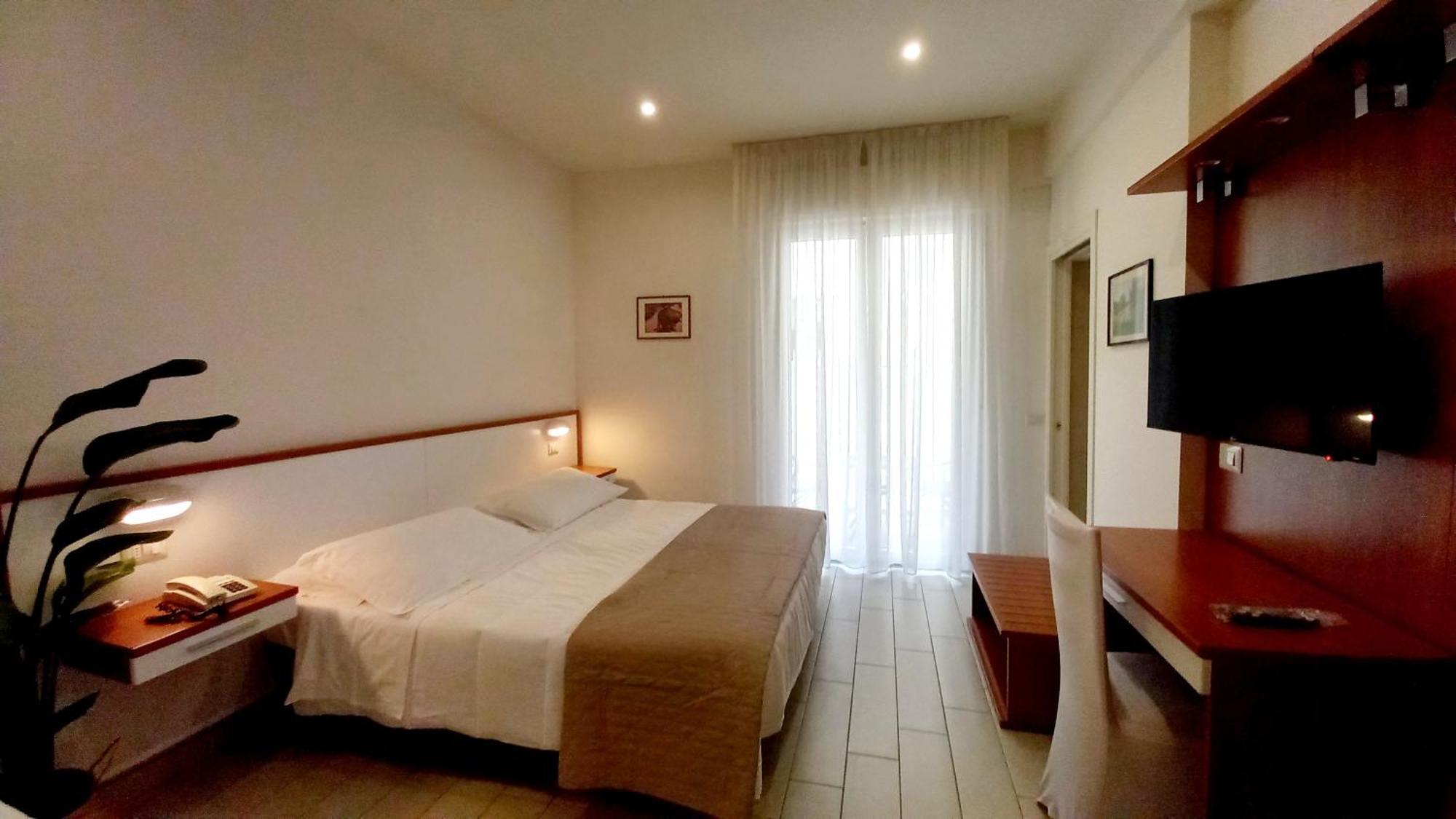 Hotel Brotas Римини Экстерьер фото