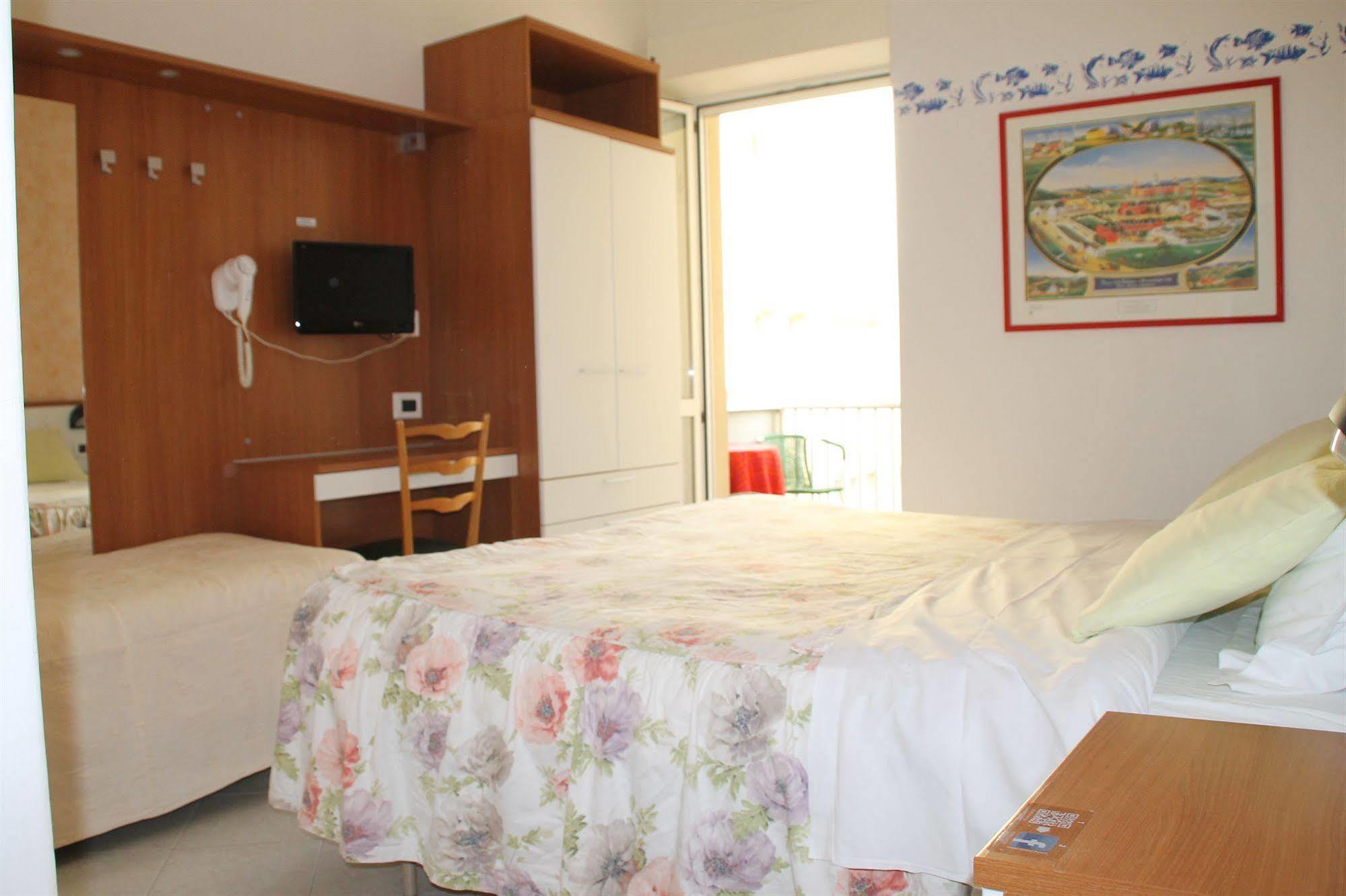 Hotel Brotas Римини Экстерьер фото
