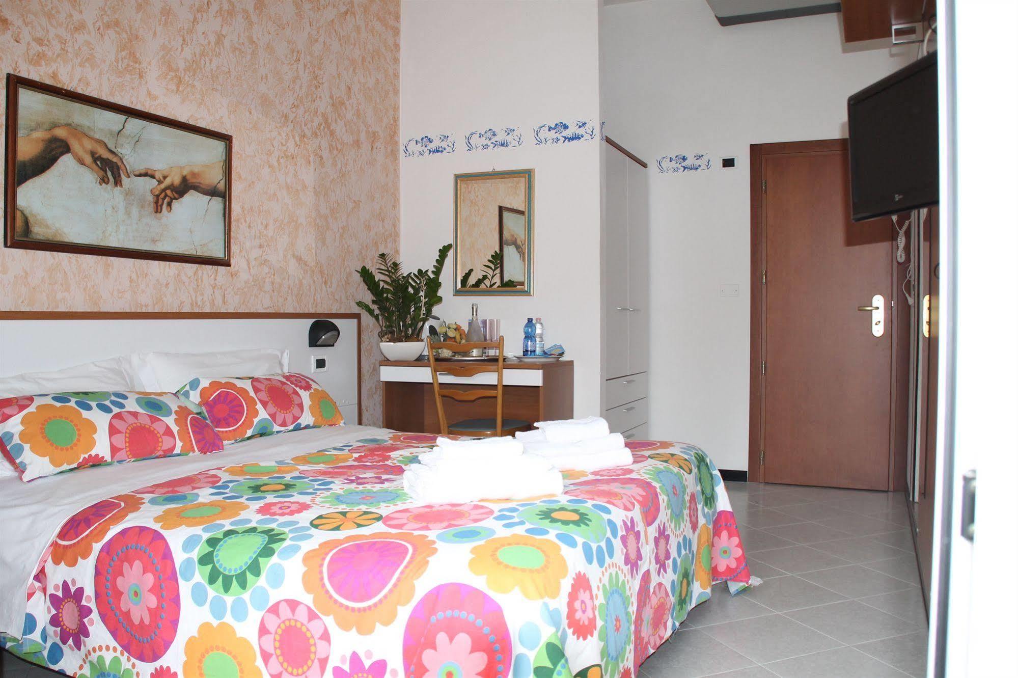 Hotel Brotas Римини Экстерьер фото