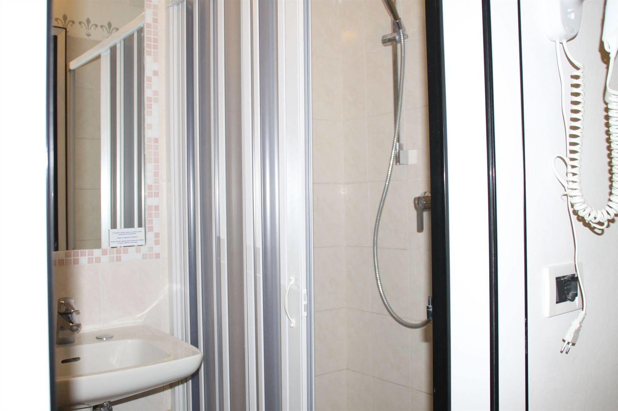 Hotel Brotas Римини Экстерьер фото