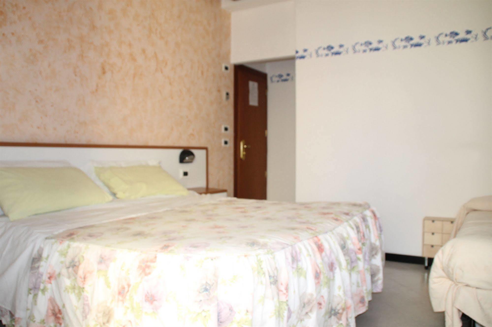 Hotel Brotas Римини Экстерьер фото
